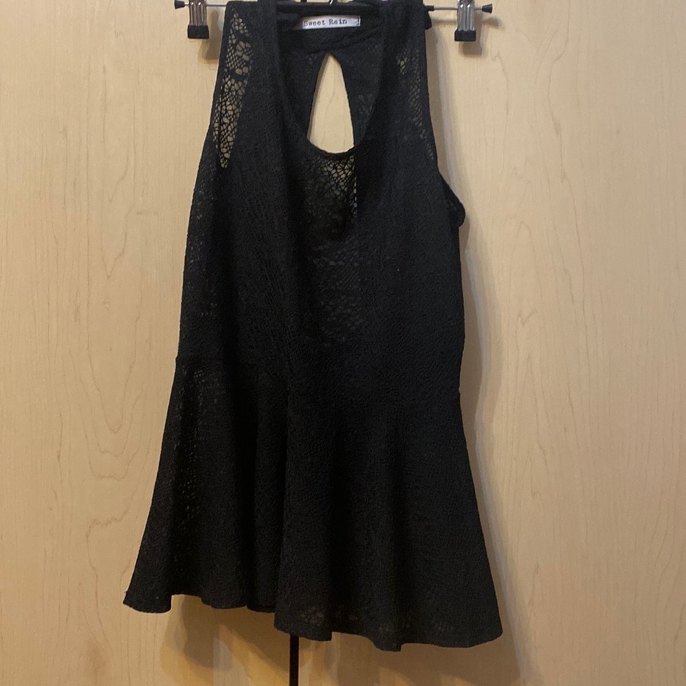 Peblum so eeveless lace top